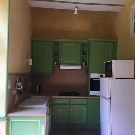 Maison Au Milieu D'un Parc Le Donjon