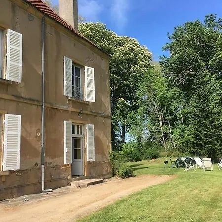 Maison Au Milieu D'un Parc