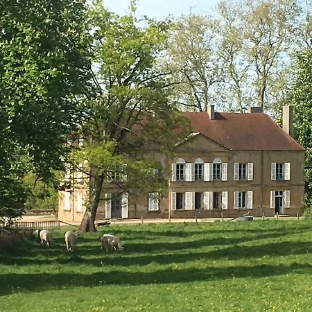 Maison Au Milieu D'un Parc Le Donjon